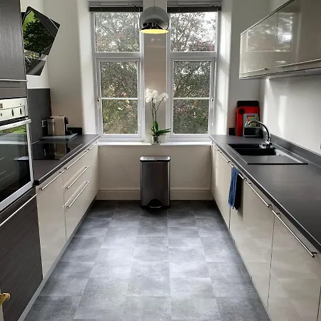 Stylish 3 Bed In *